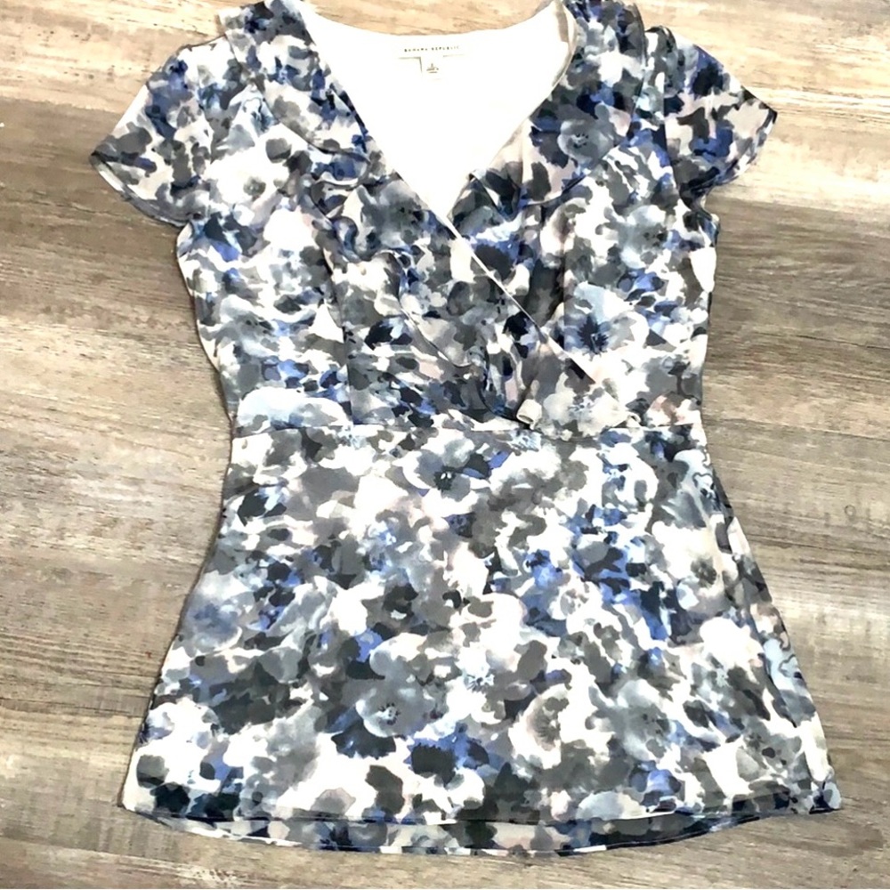 BANANA REPUBLIC Floral Fluttering Neckline Crossover Front Floral